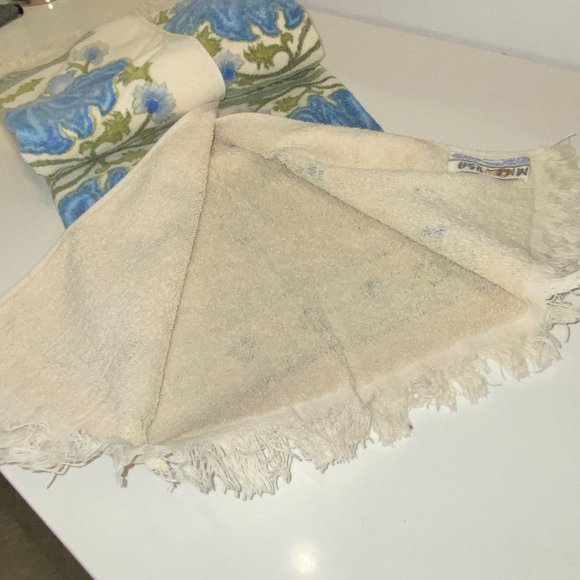 Vintage 1980s Cream Blue Green Floral Towel by Caldwell 40 x 24 in - Picture 7 of 9